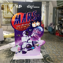 standee chân sắt