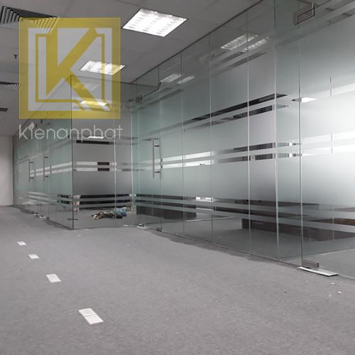 Lợi ích của in decal dán kính văn phòng