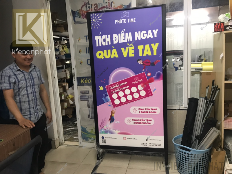 Giá đỡ standee là gì? Các loại giá đỡ (chân) standee thông dụng