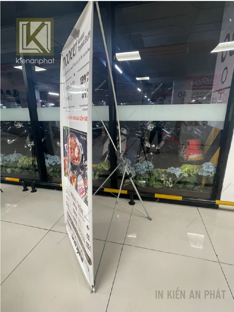 Giá đỡ standee là gì? Các loại giá đỡ (chân) standee thông dụng