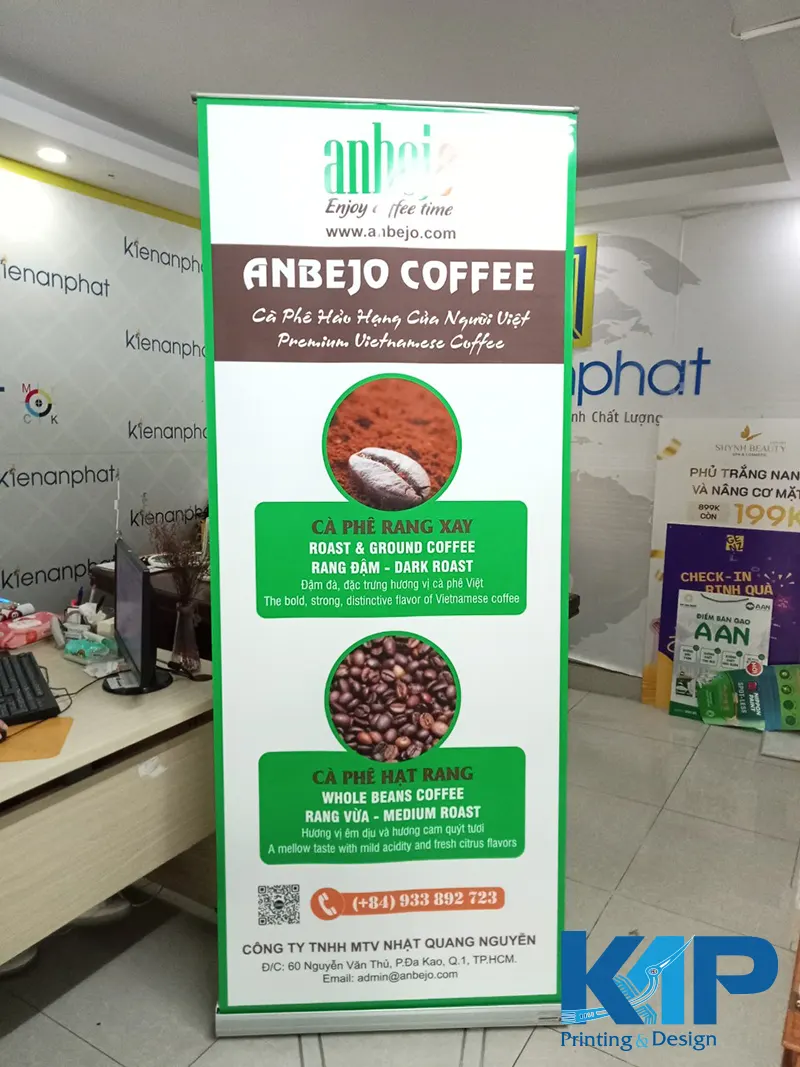 So sánh standee chữ x và banner cuốn