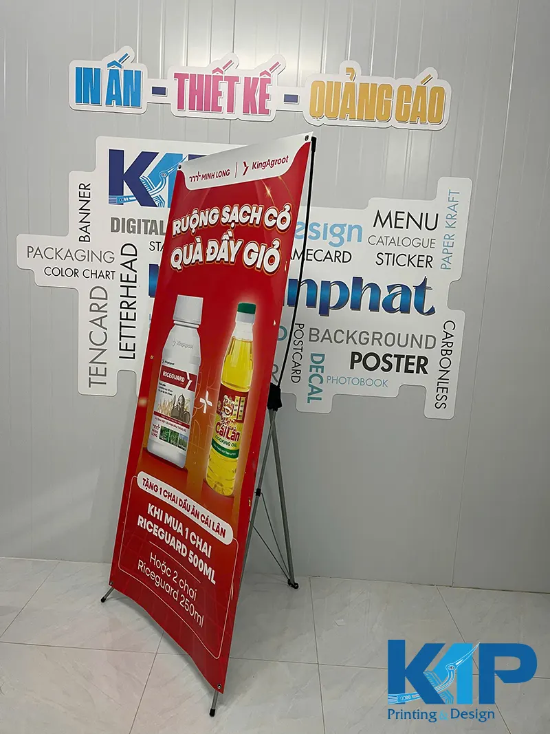 So sánh standee chữ x và banner cuốn